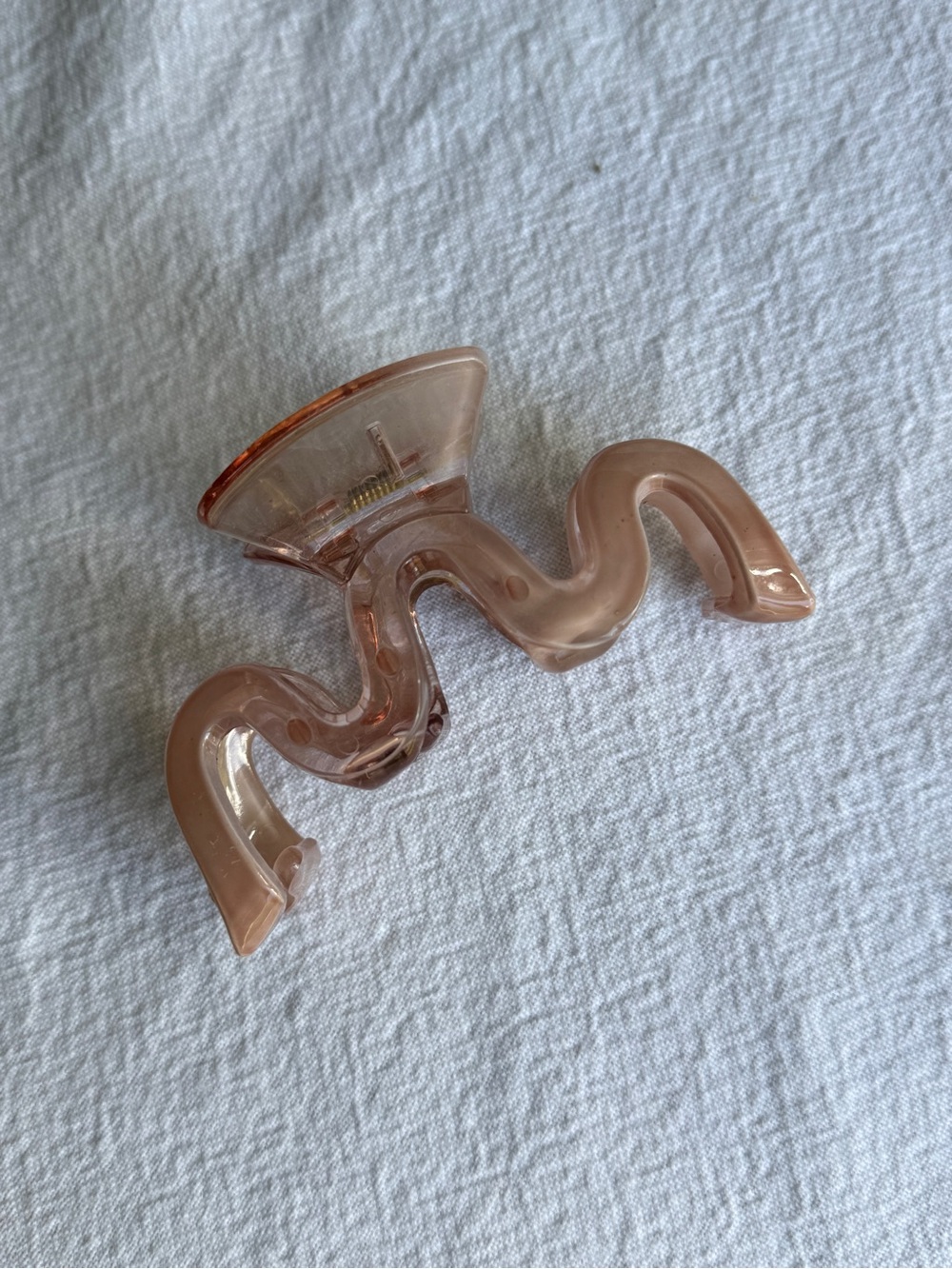 Wei Wei Wavy Acrylic Hair Claw Clip in Blush Tones